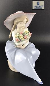 1000円〜■★LLADRO ★リヤドロ 花の香りにつつまれて フィギュリン 高さ21cm 陶器人形 置物 1点★okoy2607391-154★c11170