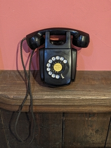【黒電話】壁掛け電話機／ダイヤル式／昭和レトロ／レトロインテリア