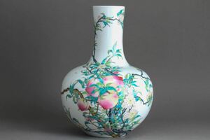 【久】1760 在銘　粉彩桃紋大花瓶　時代品　　唐物　中国美術　　景徳鎮 乾隆　天球瓶 花瓶 色絵 花器 同梱不可