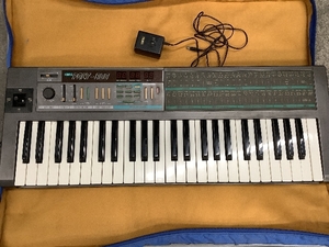 Z1a KORG コルグ シンセサイザー キーボード POLY-800 鍵盤 本体 楽器 音楽 アダプタ 現状品