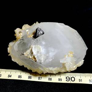 灰重石・水晶・魚鱗方解石の共生（中国産鉱物標本）
