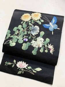 ★きものさらさ　アンティーク着物帯★逸品！　黒地　蝶と菊　刺繍　正絹　大正ロマン　日本刺繍　古布　古裂　時代裂　希少