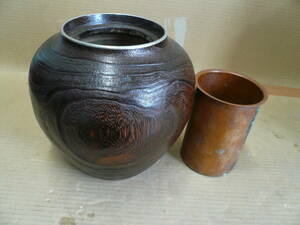 ●花瓶●木目調（プラスティック製？）藤絵　おとし（銅製内器入り）