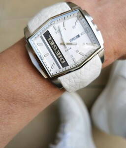 ディーゼルのマブシイ白革ベルト　メンズ腕時計