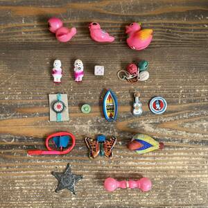 セルロイド　アヒル　鳥　人形　少女　土笛　陶製サイコロ　ブリキ　ピンバッジ　蝶々　皿　ままごと　ボート　ギター　玩具　昭和　小物