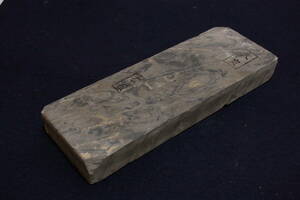 天然砥石　大突　カラス　といし　包丁　鑿　鉋　ナイフ　長さ19.8cm　幅7.0cm　厚み2.3cm