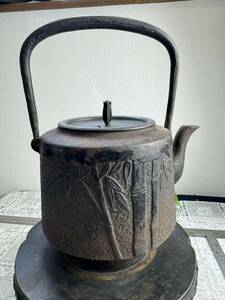 鉄瓶 南部鉄瓶 銅蓋　三厳堂　在銘　竹絵　漏れ無し　煎茶道具 茶器 急須 鉄器 湯沸 茶道具 龍文堂 