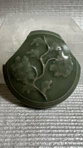 元代　龍泉窯青磁　牡丹花紋　粉盒蓋 陶片