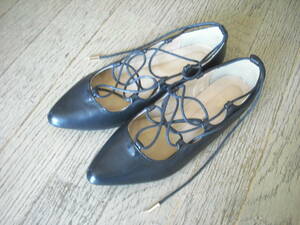 靴：a.v.v　サイズは２４．５　ブラック　ピンクゴールドの金具