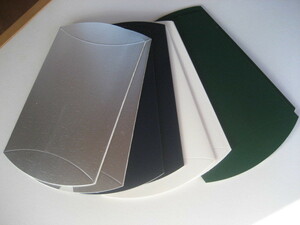 ギフトボックス 折り曲げ組立て式ピロー型 光沢化粧紙 白、銀、グリーン、紫紺 各2点、合計8点 未使用品 自宅保管品