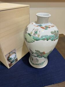 鈴木古美術　旧蔵唐物　康熙時代骨董品　色絵人物風景紋梅瓶　清朝時代骨董花瓶　五彩人物風景紋梅瓶　中国美術品　木箱付き共箱