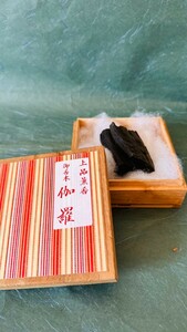 上品薫香　御香木【伽羅】55g 伽羅 香木 ベトナム産 香炉 お焼香 茶道具 香道具 沈香 お香 御香木 黒油伽羅