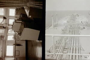 古写真　歴史資料　1970年　海賊と呼ばれた男　出光左三　出光グループ　所有　沖ノ嶋丸タンカーと操舵室　ハーフカメラにて撮影