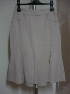 格安イタリア製ガーリー・ANNA MOLINARI BLUMARINE(アンナモリナーリ・ブルマリン)・肌色系～ベージュ系地？・高級デザインスカート