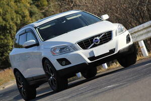 消費税不要 VOLVO XC60 T6 AWD SE 19インチアルミ 前後 ピレリタイヤ 新品！ 車検： R7年4月24日まで！ サンルーフ！