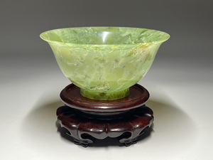 【瑞】中国美術　玉石製　小型　茶碗　木台付　