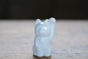NO.335 古い白磁の小さな招き猫 左上 4センチ 検索用語→A50g昭和レトロビンテージオブジェ縁起物郷土玩具置物オブジェ