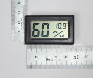 小型デジタル表示 温湿度計 温度と湿度表示 外形寸法：約48(横幅)x約29(高さ)x約16(厚み)mm 温度計 湿度計 カメラ 加湿・加湿器・お部屋に