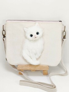 -nyamu-　白猫のおさんぽサコッシュ　バッグ　かばん　サコッシュ　猫　白猫　ポーチ　ハンドメイド　猫グッズ