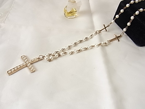 十字架　ロザリオデザイン　パール調ビジュービーズストーンが綺麗　白が素敵　ホワイト×ゴールドカラー　軽量　ネックレス▽