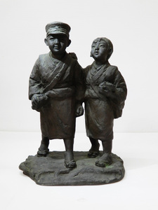 ◆◎アンティーク! サインあり ブロンズ彫刻 兄と妹 登校 小学生 高さ27cm 銅像 彫像 金属工芸 古美術 古銅