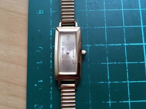 美品程度 良デザイン ELLE エル PARIS ケース・ベルト ゴールドカラー ゴールド文字盤 クオーツ レディース 腕時計 