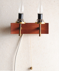 ドイツから 古い木製と真鍮のウォールライト 2灯 スコンス スコンス ピクチャーランプ 壁付け照明 アンティーク ig3726