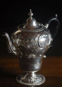 1896年　純銀製、装飾の美しいコーヒーポット（ｇ２９）【送料無料】