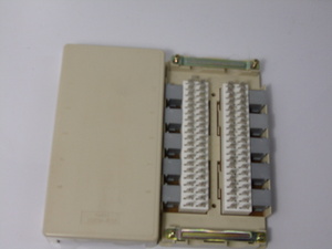 クリップターミナル式電話用モジュラジーローゼット（4芯5連）型番2CM-205T、製造、三和電気製、白色1台、8台灰色、
