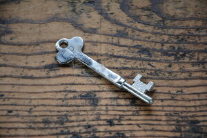 NO.8589 古い真鍮鋳物の鍵 77mm 検索用語→A25gアンティークビンテージ古道具真鍮金物カギかぎチャームキー錠扉ドア
