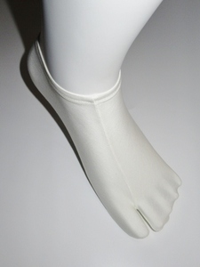 乳白色 足首ショート仕上げMサイズ「箙～えびら～足袋型ヒートインナー 」冷える足を中から保護　男女兼用 新発売