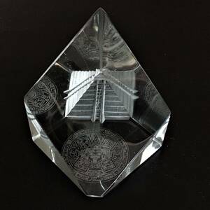 クリスタルガラス　ペーパーウエイト　世界遺産テオティワカン(メシコ）のピラミッドの意匠
