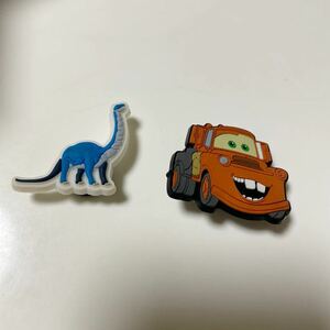 【クロックス】2こセット　メーター　恐竜　チャーム　ジビッツ　カーズ　cars ピン　キャラクター