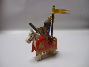 レゴ お城シリーズ ライオンナイト 騎馬 装飾馬 武器 十字軍 羽飾り 部品 兵士 盾 馬　ミニフィグ　LEGO 黄色いライオン　馬鎧