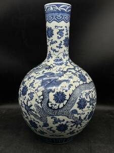 r6050823 中国美術 青花 龍紋　天球瓶 中国古玩 骨董品 染付 花瓶 置物 在銘　大清乾隆年製