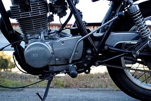 日本製 SR400用ジョッキーシフトKIT ミッドステップ対応 純正ケーブルを流用してボルトオンで簡単に取り付けられます。スーサイドクラッチ