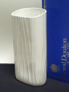 ロイヤルドルトン Ambassadorアンバサダー/リネンフォールデザイン「花瓶/フラワーベース」高さ２３センチ■未使用