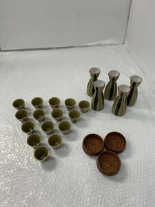 酒器セット　/ 徳利　5個　猪口　15個　　受皿 3個　　計23個　　レトロ