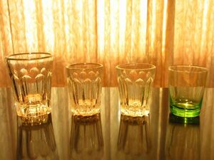 【漸】ウランガラス　和ガラス　ショットグラス　カットガラス　コップ　まとめて　四客　大正　昭和レトロ　時代物【HY1546】