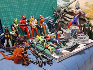 ジャンク品 特撮フィギュア、仮面ライダー、ウルトラマン、ゴジラ、ミニカーなど、いろいろセット