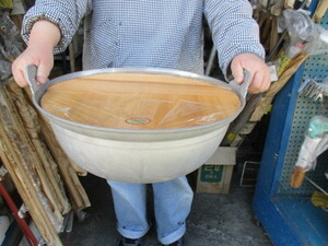 昔懐かしい、ニュウム鋳物の段付き鍋４２ｃｍ　木の蓋つき