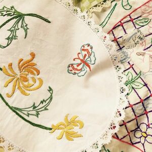 フランスアンティーク 手刺繍 蝶々と花とおとぎ話的テーブルセンター 33x26cm 刺繍 麻 ヴィンテージ レース ハンドメイド