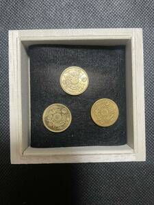 近代貨幣 旧2円金貨 3枚 明治9、10、13年 木箱入り コレクション
