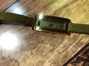 BK048 良品程度 DKNY ダナキャランニューヨーク NY-3115 ゴールド×モスグリーン 角ケース 純正ベルト クオーツ レディース 腕時計