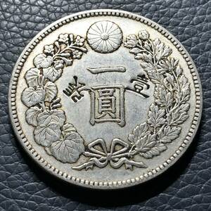 日本古銭 新1円銀貨　明治8年　貨幣 刻印あり　竜 菊紋 貿易銀　大型銀貨 