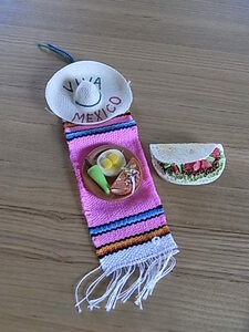 メキシコ☆ソンブレロとタコスの小さいタペストリー飾り／タコスのマグネット　食玩　ファーストフード