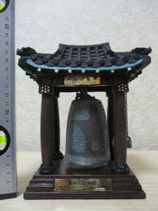 G98-381W　釣鐘　呼鈴　銅製 　枠（プラスチック）　聖徳大王　神鐘　中古　高さ約19.5ｃｍ　（17A-下）