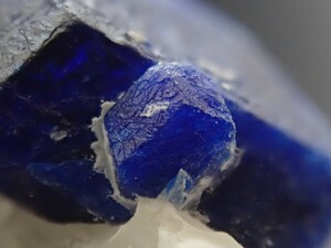 ☆超絶希少な原石☆フル結晶したアウイナイト　アウイン　藍方石　蛍光鉱物　原石標本