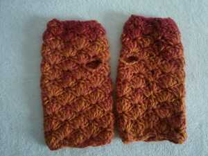 《女性用》ハンドメイド手編みのアームハンドウォーマー指無し手袋スマホ対応模様編みオレンジから赤にかけてのグラデーションが可愛い　