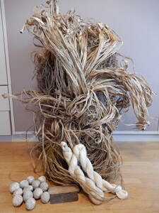 希少品　麻糸　繊維　自家栽培　原糸と糸にしたもの　麻をすく道具　もう入手できません